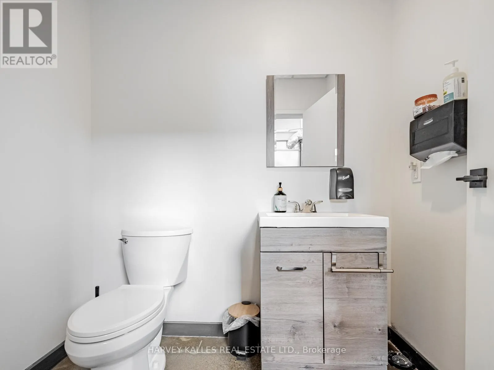 57 - 1215 QUEENSWAY E