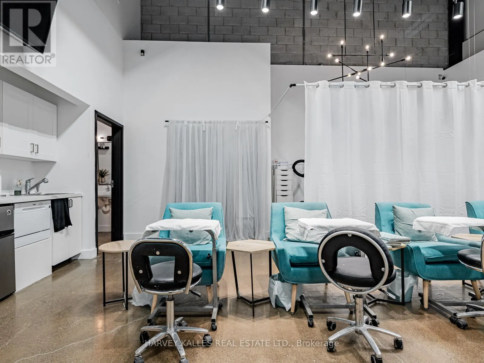 57 - 1215 QUEENSWAY E