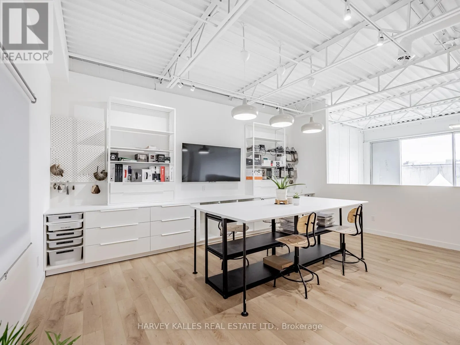 57 - 1215 QUEENSWAY E