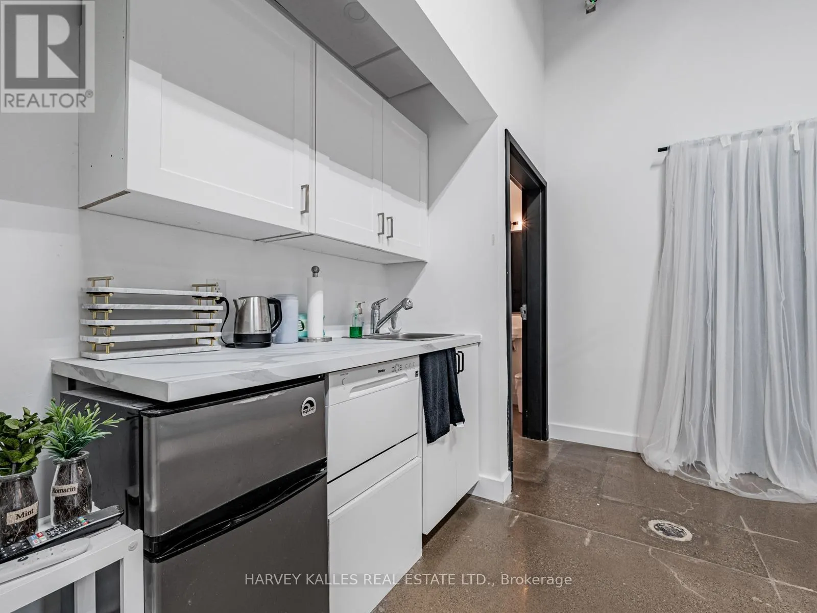 57 - 1215 QUEENSWAY E