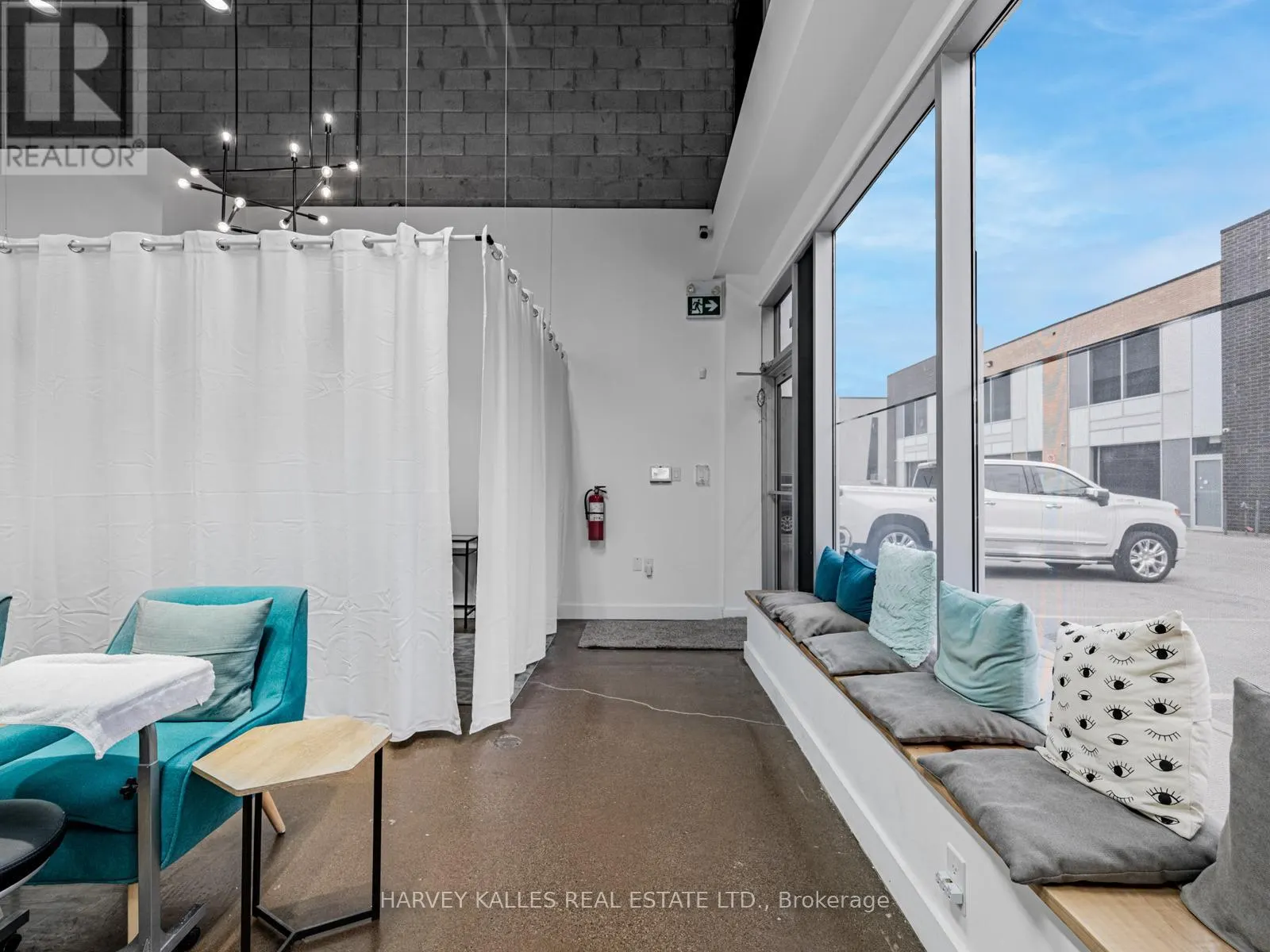 57 - 1215 QUEENSWAY E