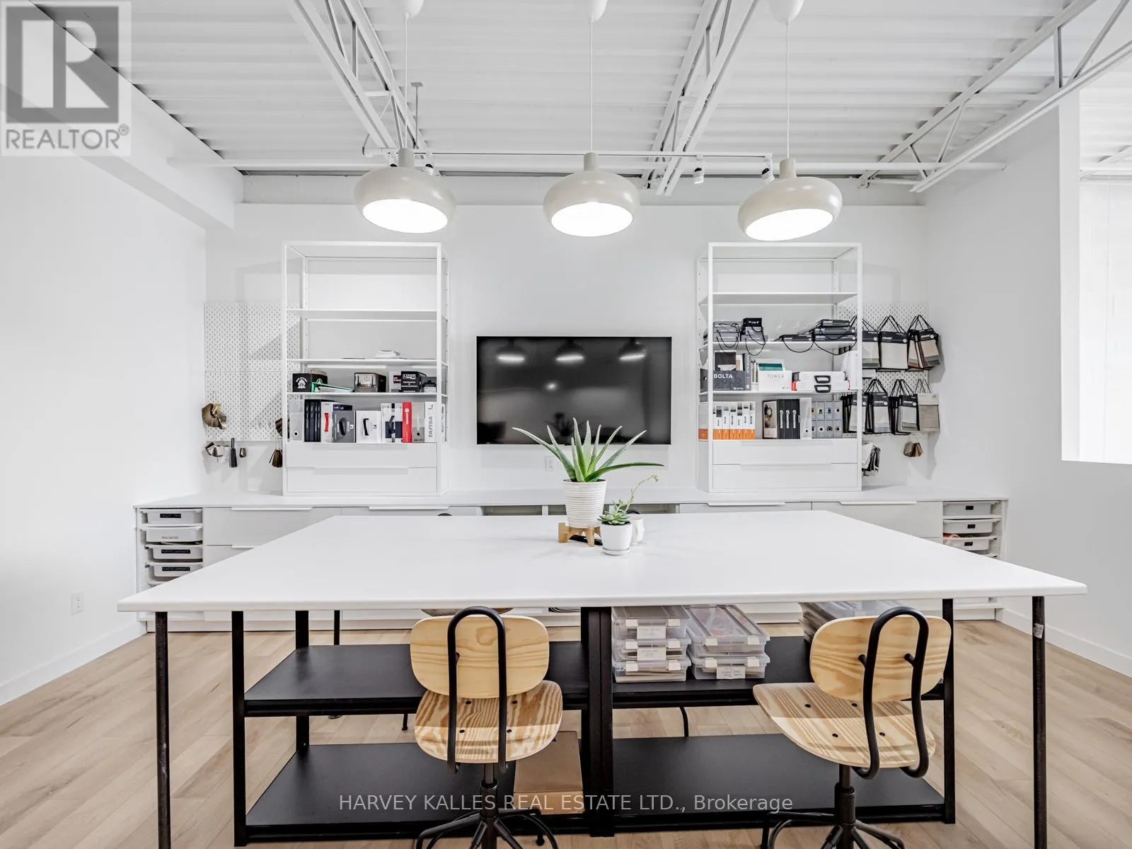 57 - 1215 QUEENSWAY E