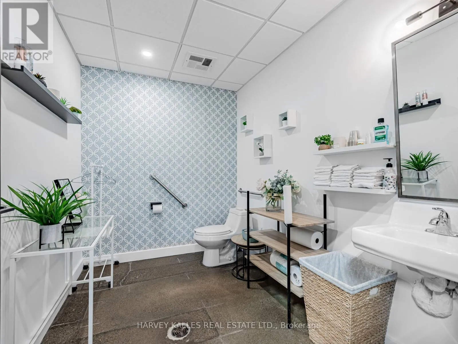 57 - 1215 QUEENSWAY E