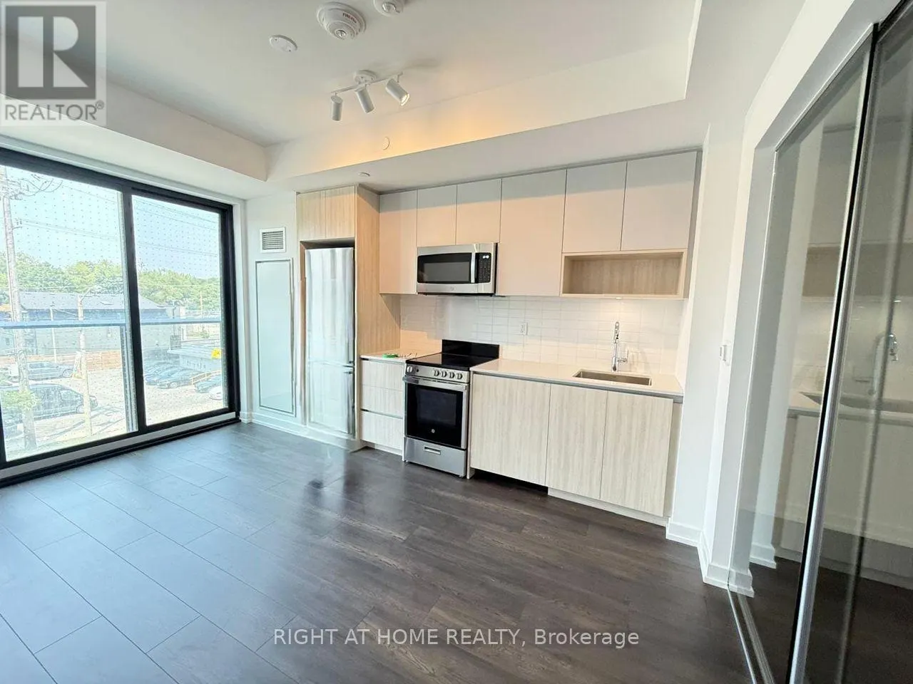 327 - 801 THE QUEENSWAY