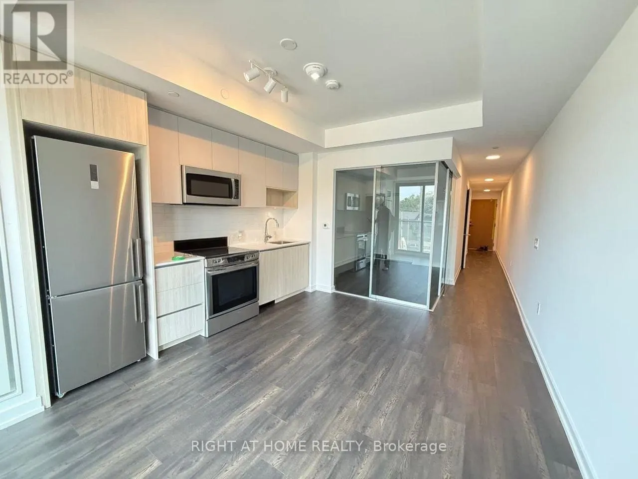327 - 801 THE QUEENSWAY