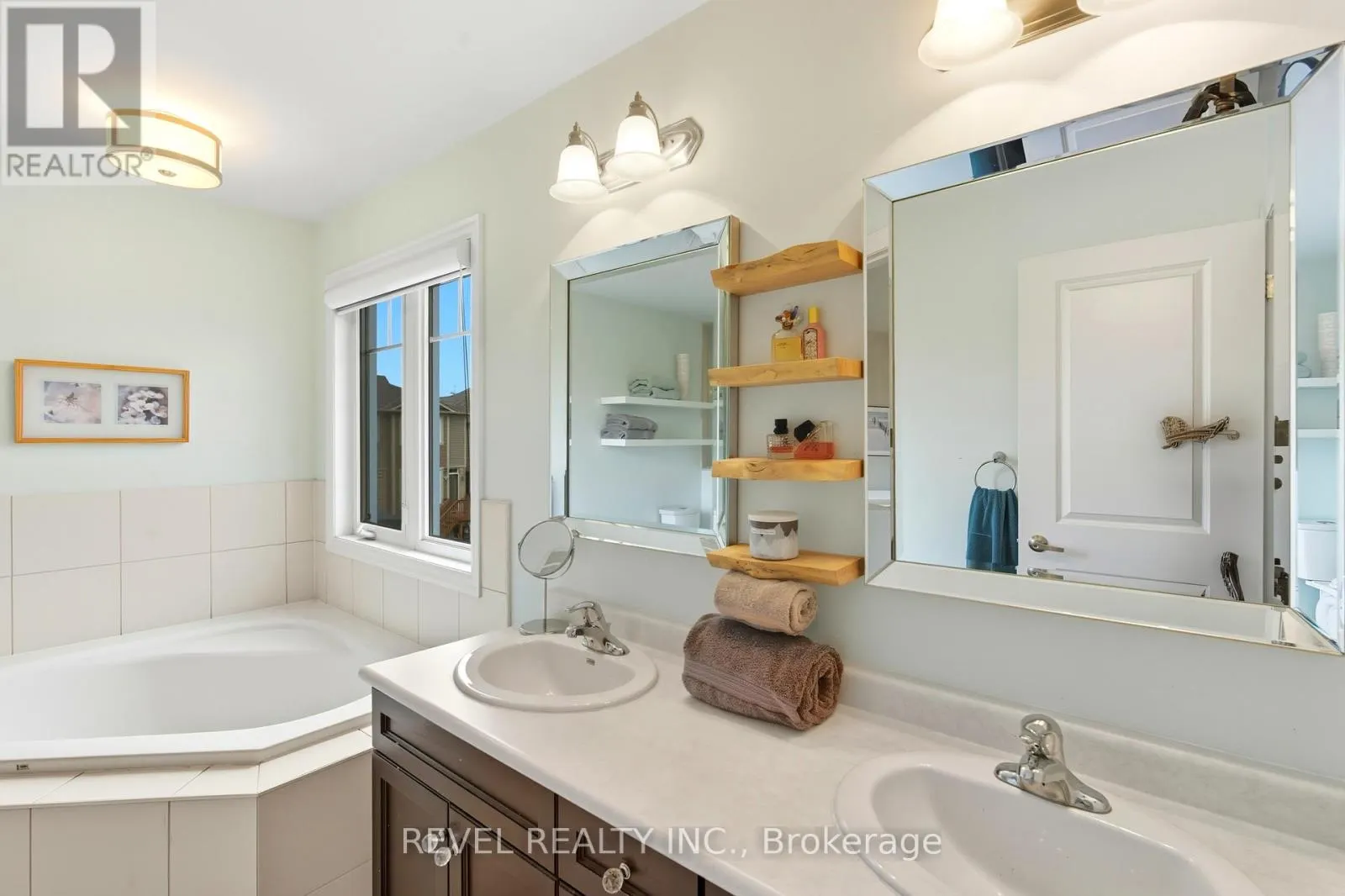 390 GOSFORD CRESCENT
