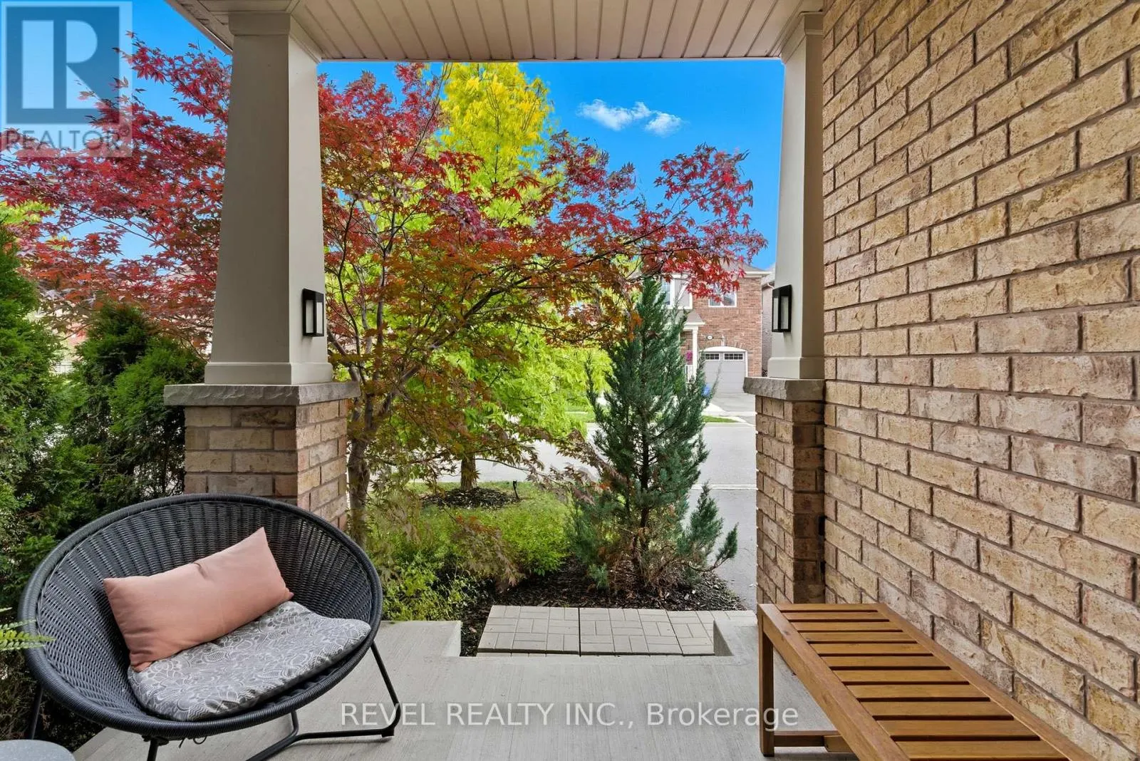 390 GOSFORD CRESCENT