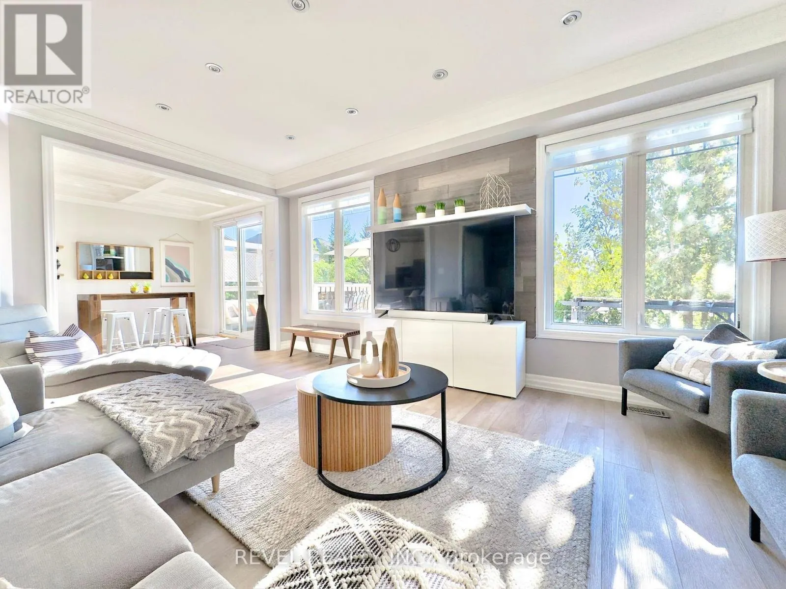 390 GOSFORD CRESCENT