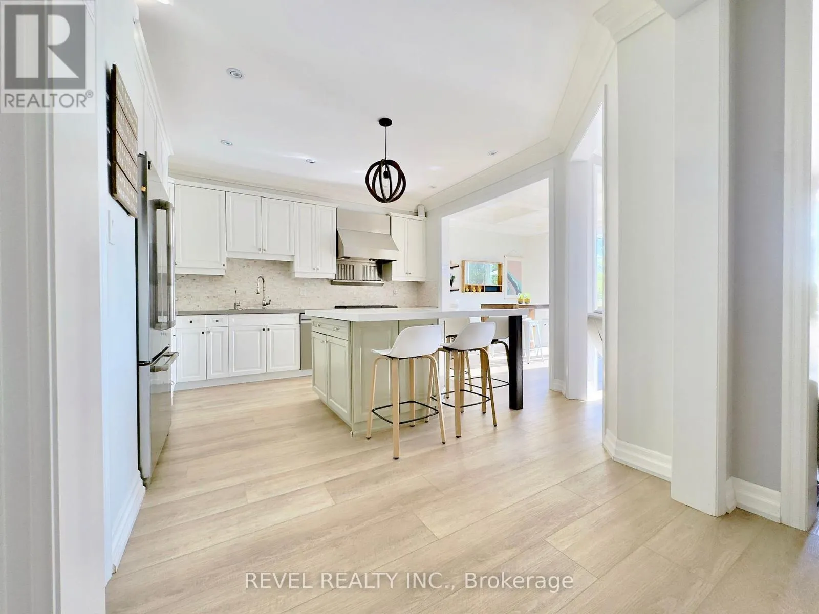 390 GOSFORD CRESCENT