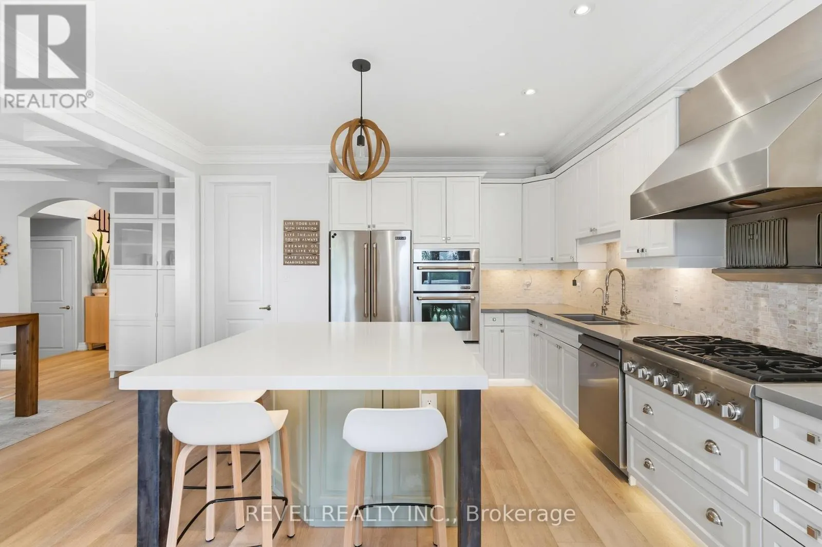 390 GOSFORD CRESCENT