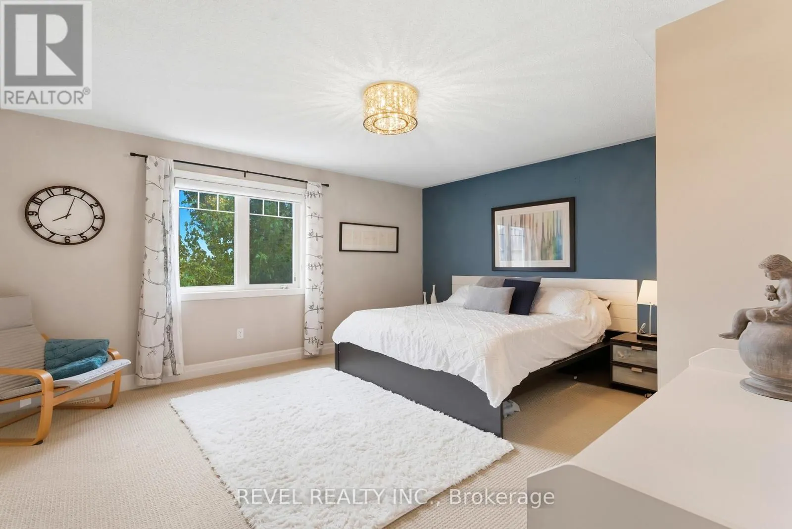 390 GOSFORD CRESCENT