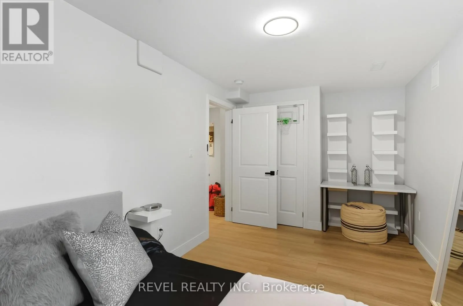 390 GOSFORD CRESCENT