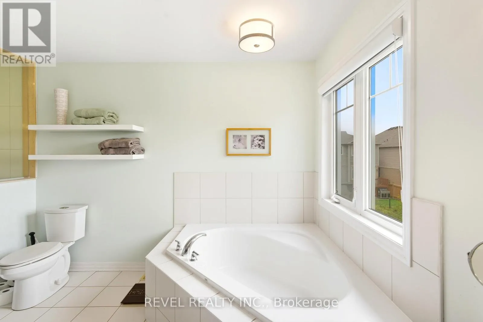 390 GOSFORD CRESCENT
