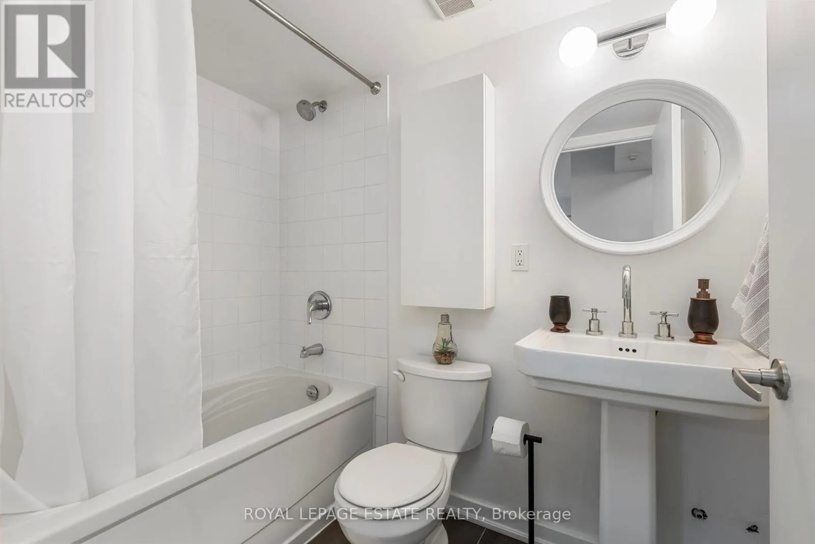 206 - 816 LANSDOWNE AVENUE