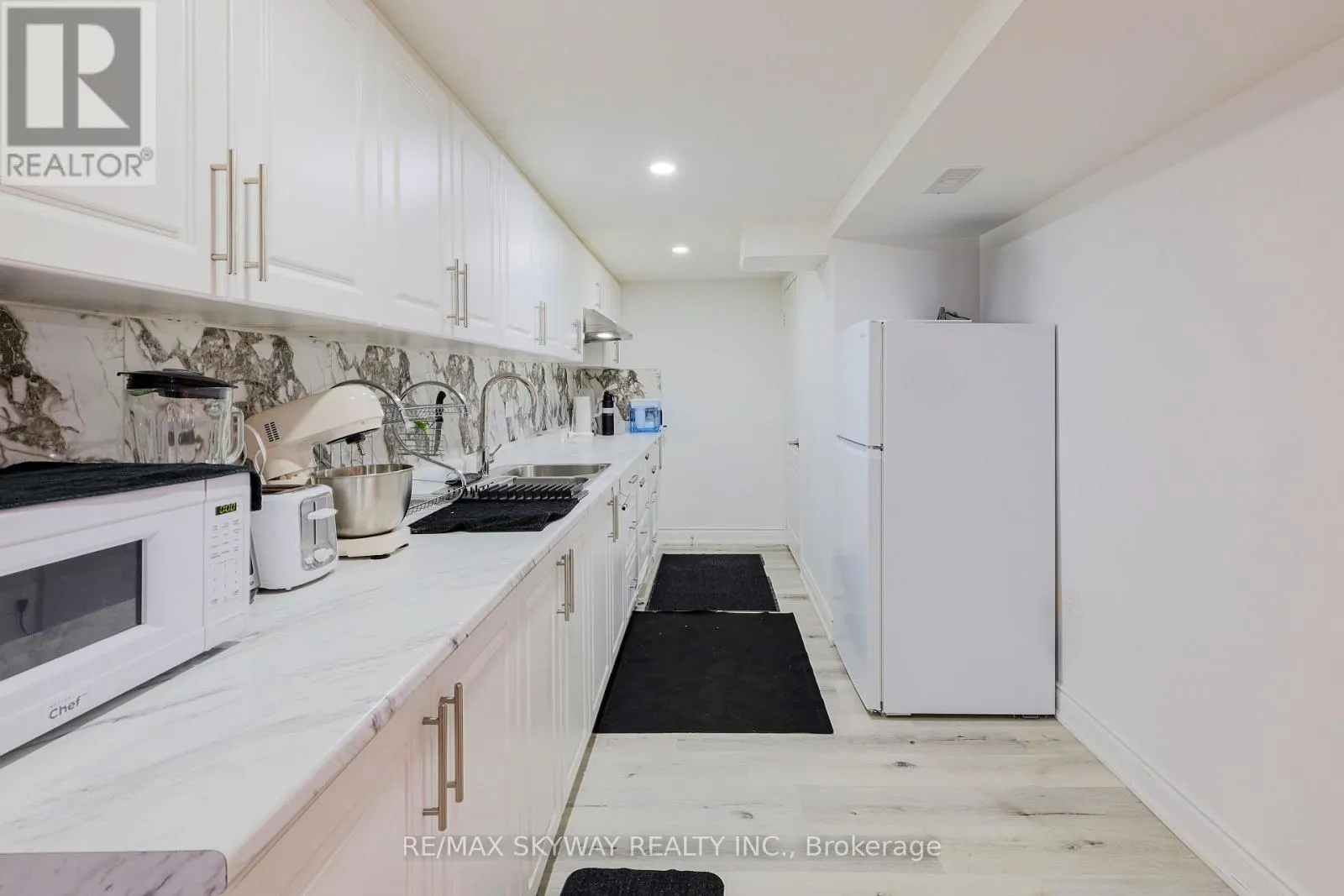379 VALLEYWAY DRIVE