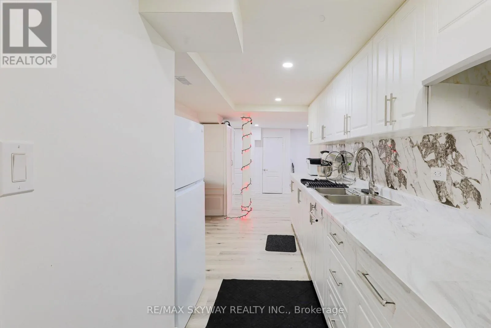 379 VALLEYWAY DRIVE