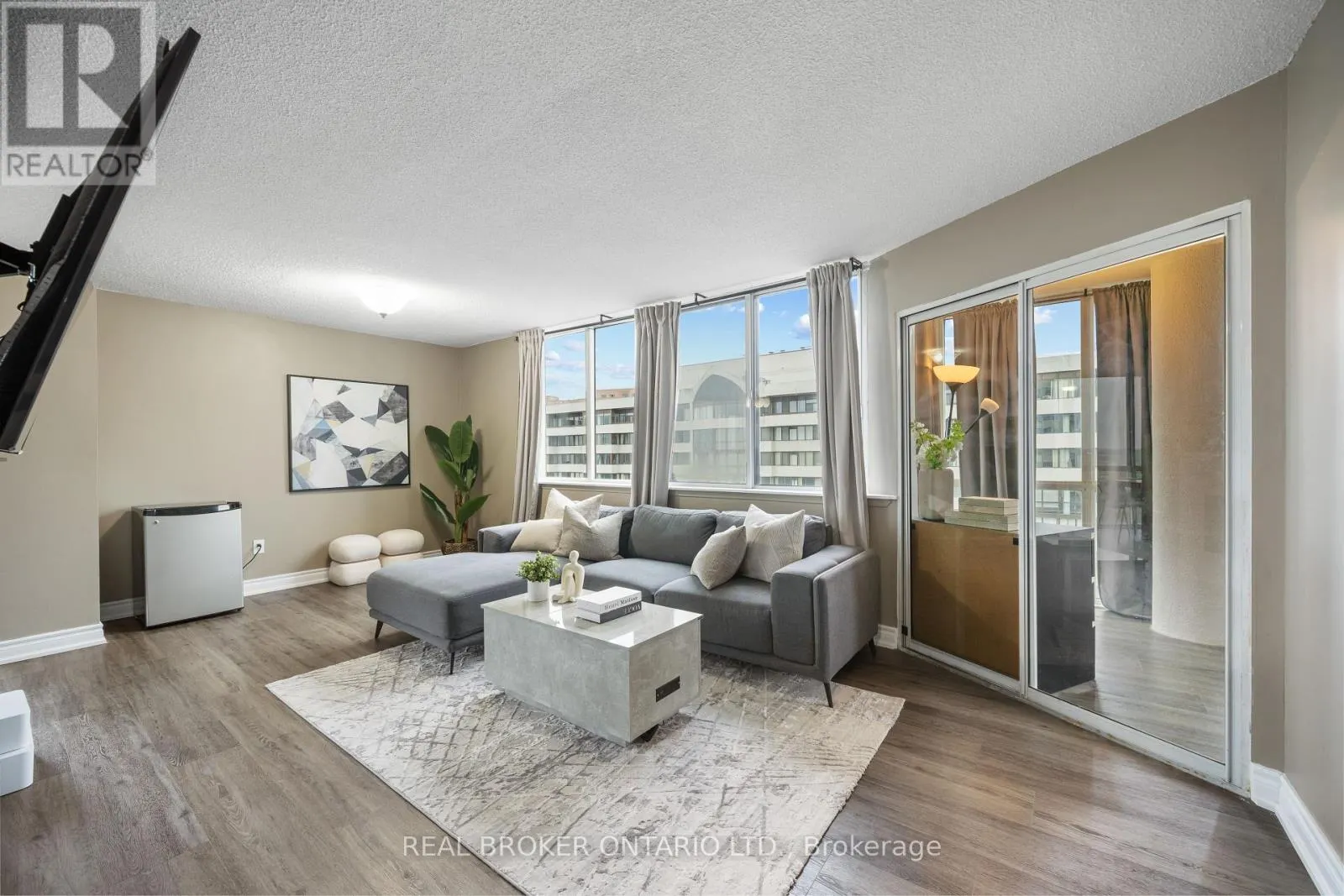 1402 - 10 MARKBROOK LANE