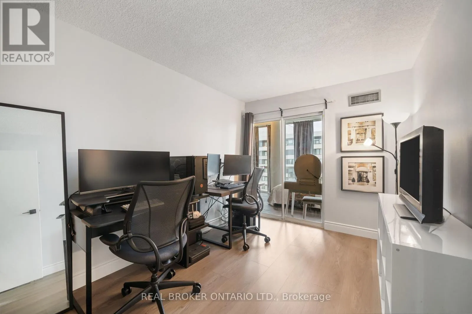 1402 - 10 MARKBROOK LANE
