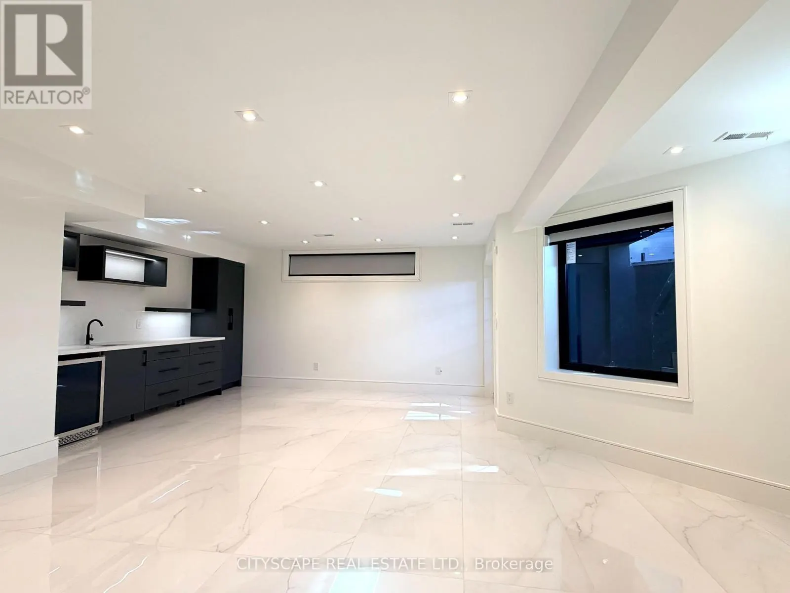 155 LAKE PROMENADE