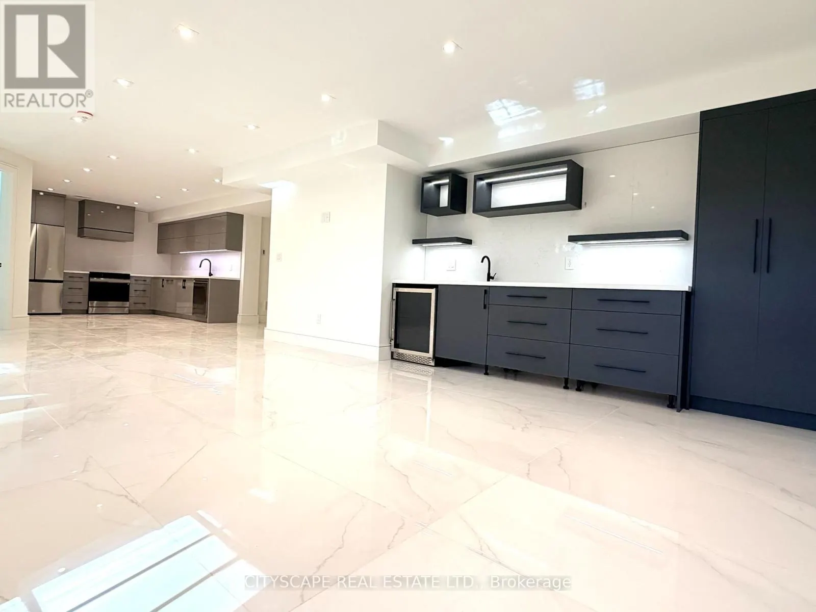 155 LAKE PROMENADE