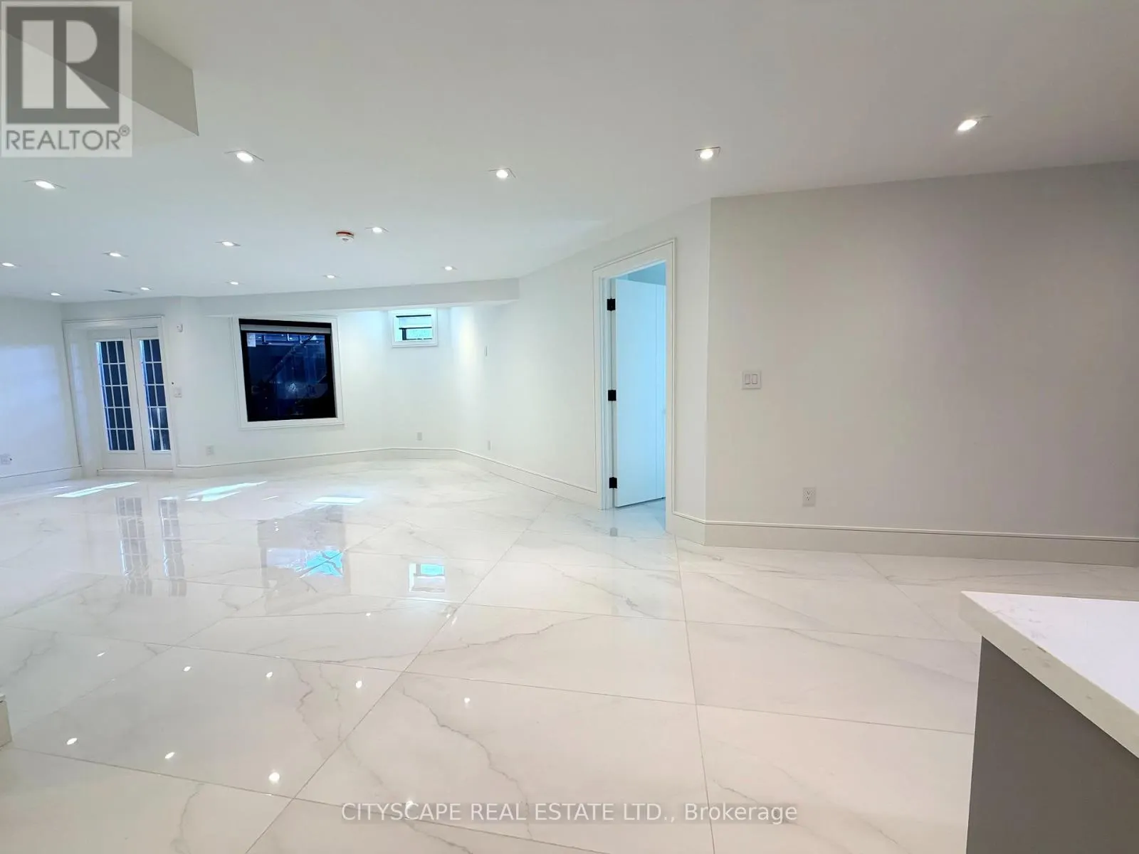 155 LAKE PROMENADE