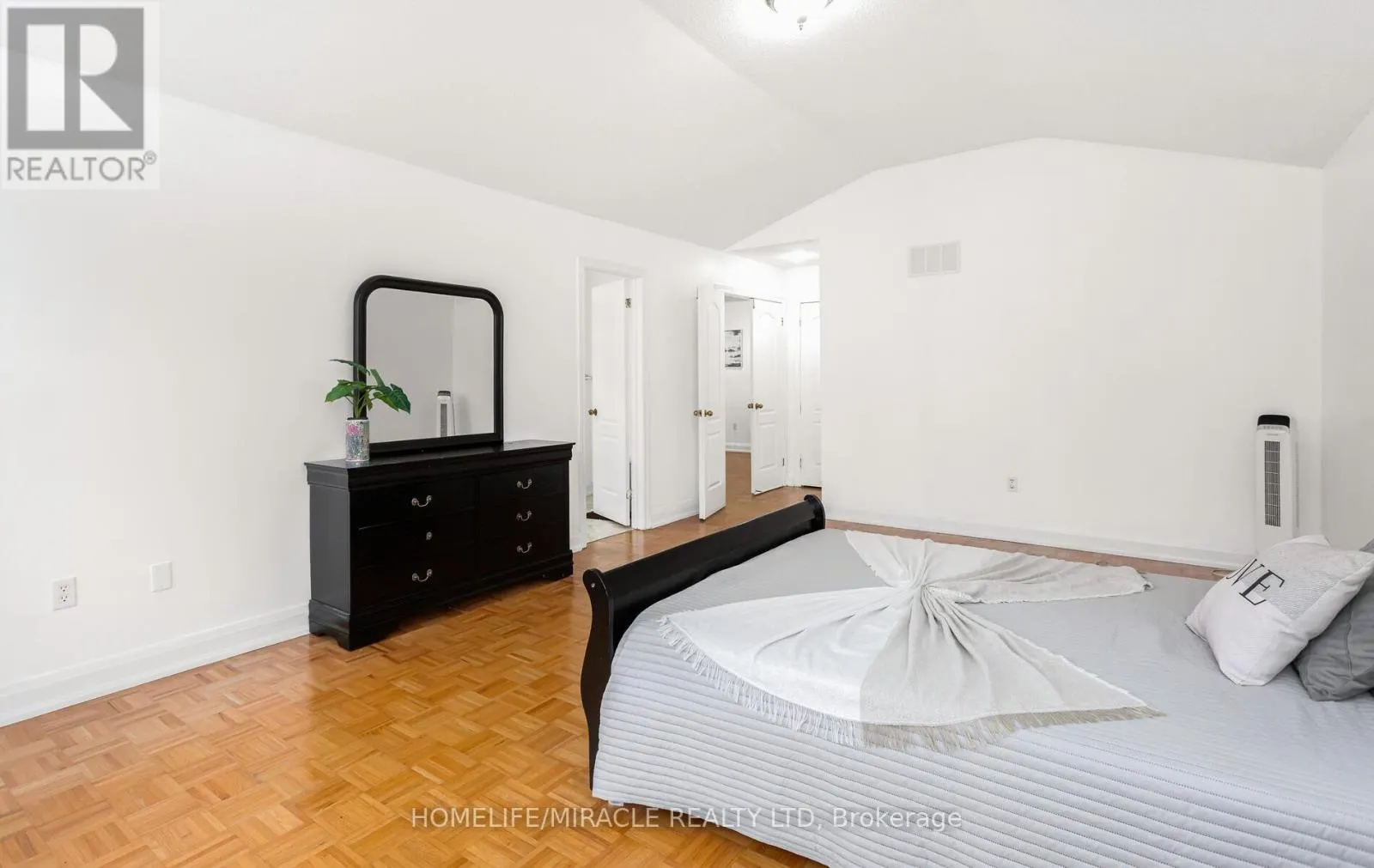 20 ATIRA AVENUE