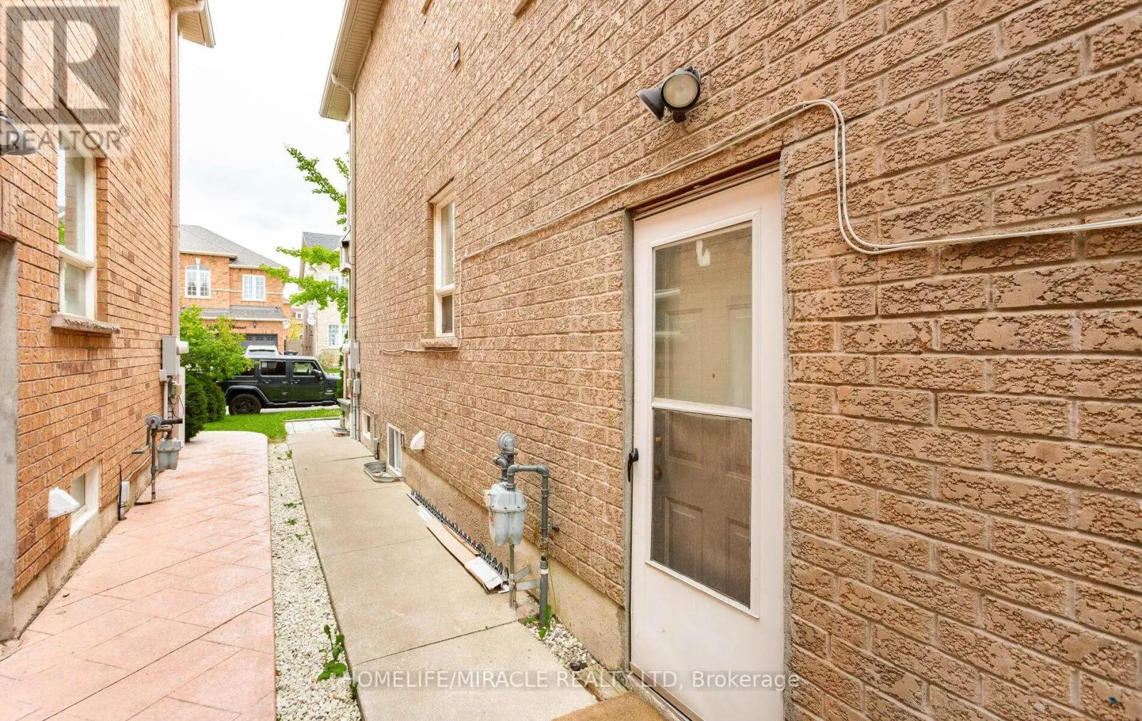 20 ATIRA AVENUE