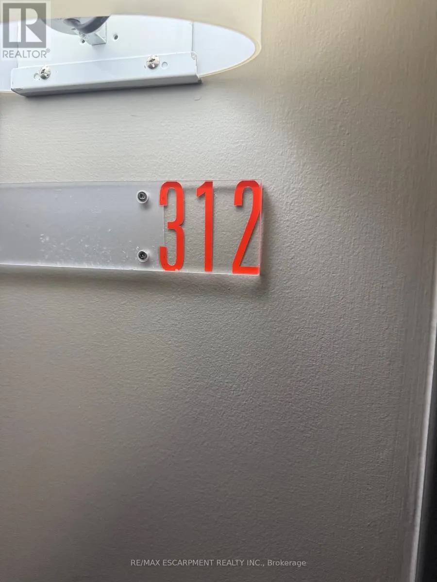 312 - 1040 THE QUEENSWAY