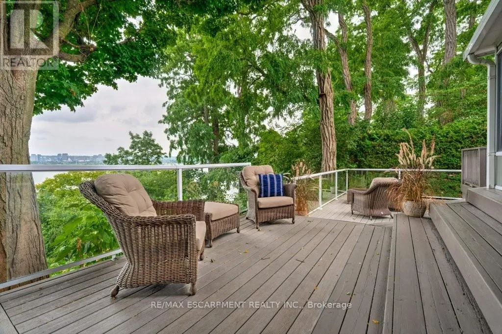 636 WEST OVAL DRIVE