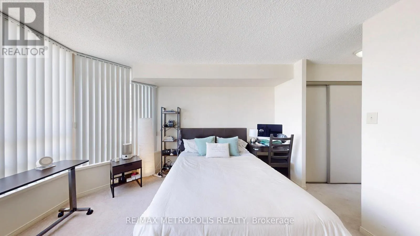 1709 - 75 KING STREET E
