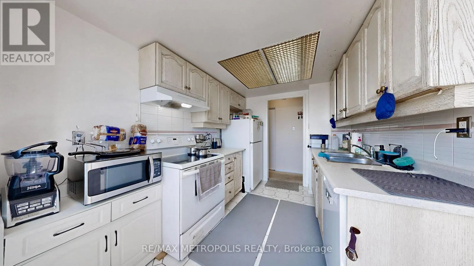 1202 - 75 KING STREET E