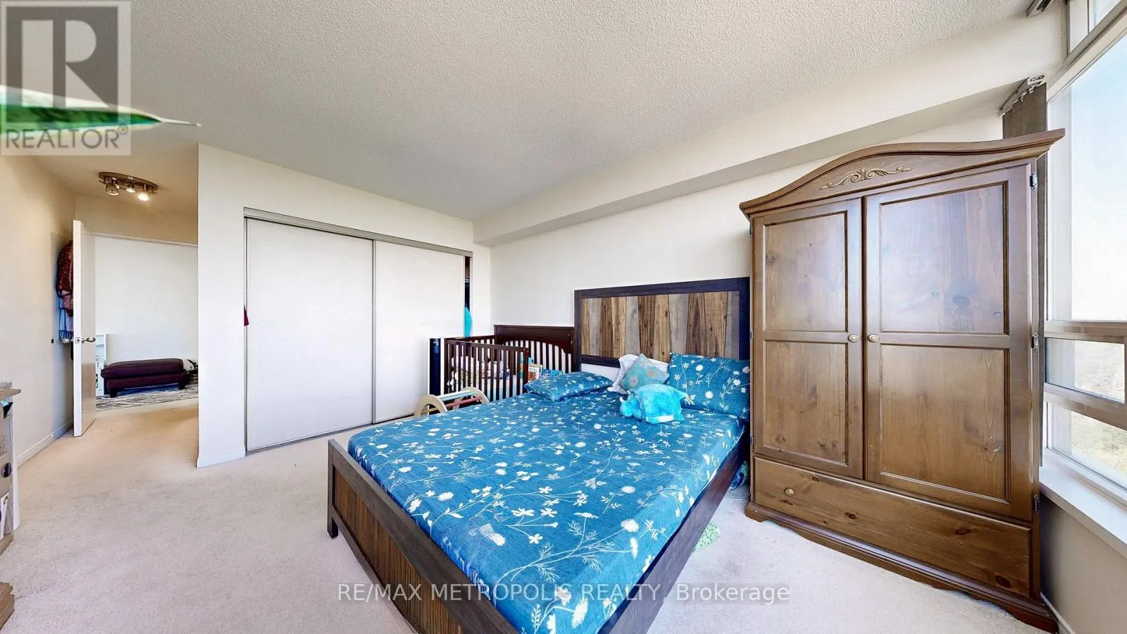 1202 - 75 KING STREET E