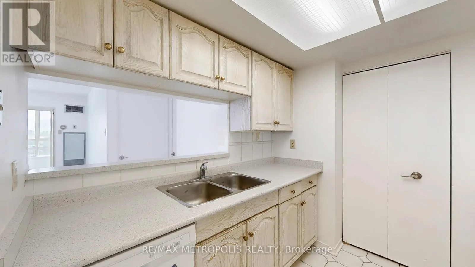 1609 - 75 KING STREET E
