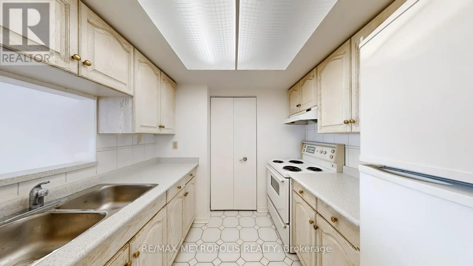1609 - 75 KING STREET E