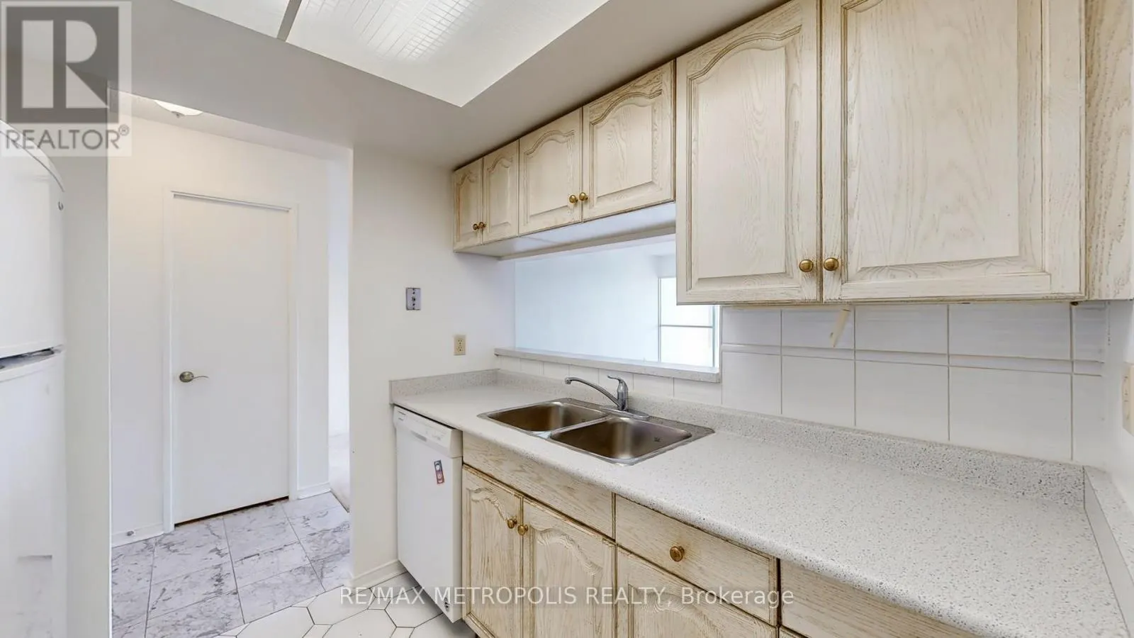 1609 - 75 KING STREET E