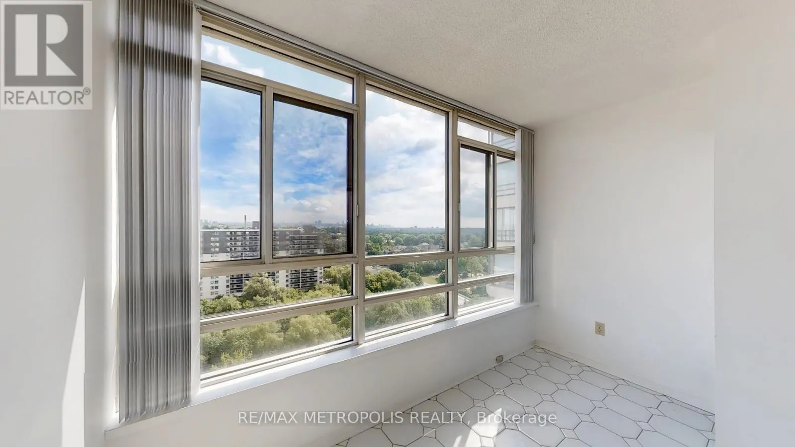 1609 - 75 KING STREET E