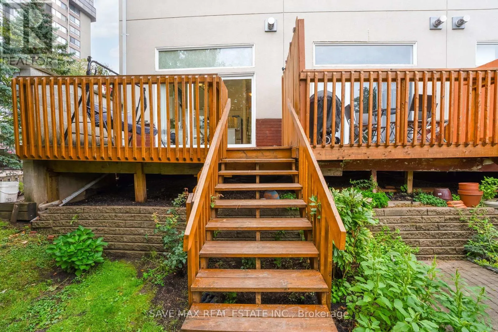 25 - 840 DUNDAS STREET W