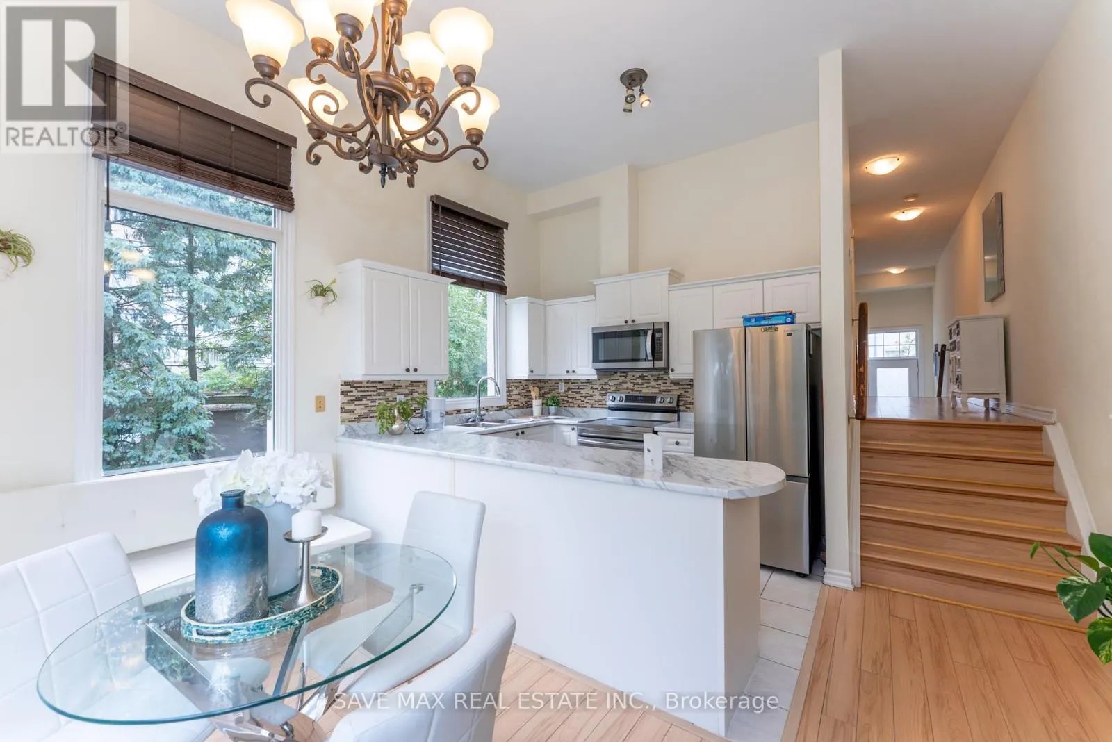 25 - 840 DUNDAS STREET W