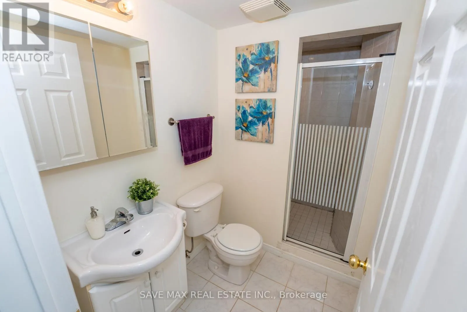25 - 840 DUNDAS STREET W