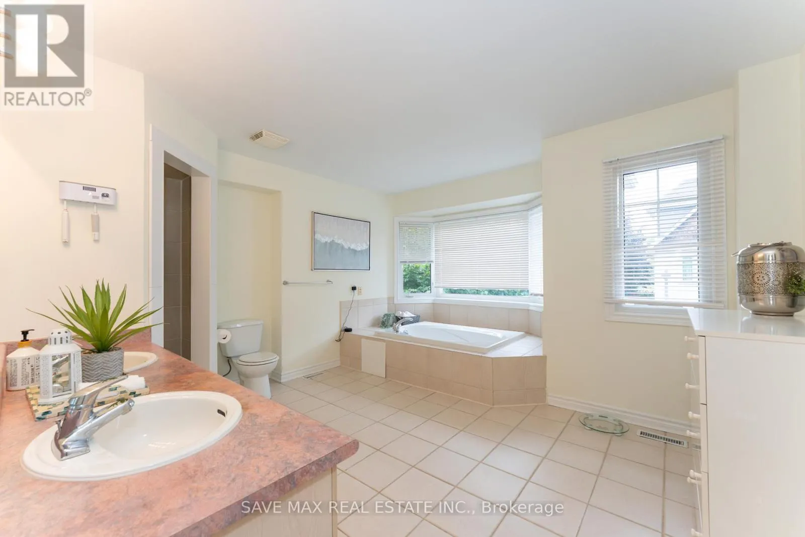 25 - 840 DUNDAS STREET W