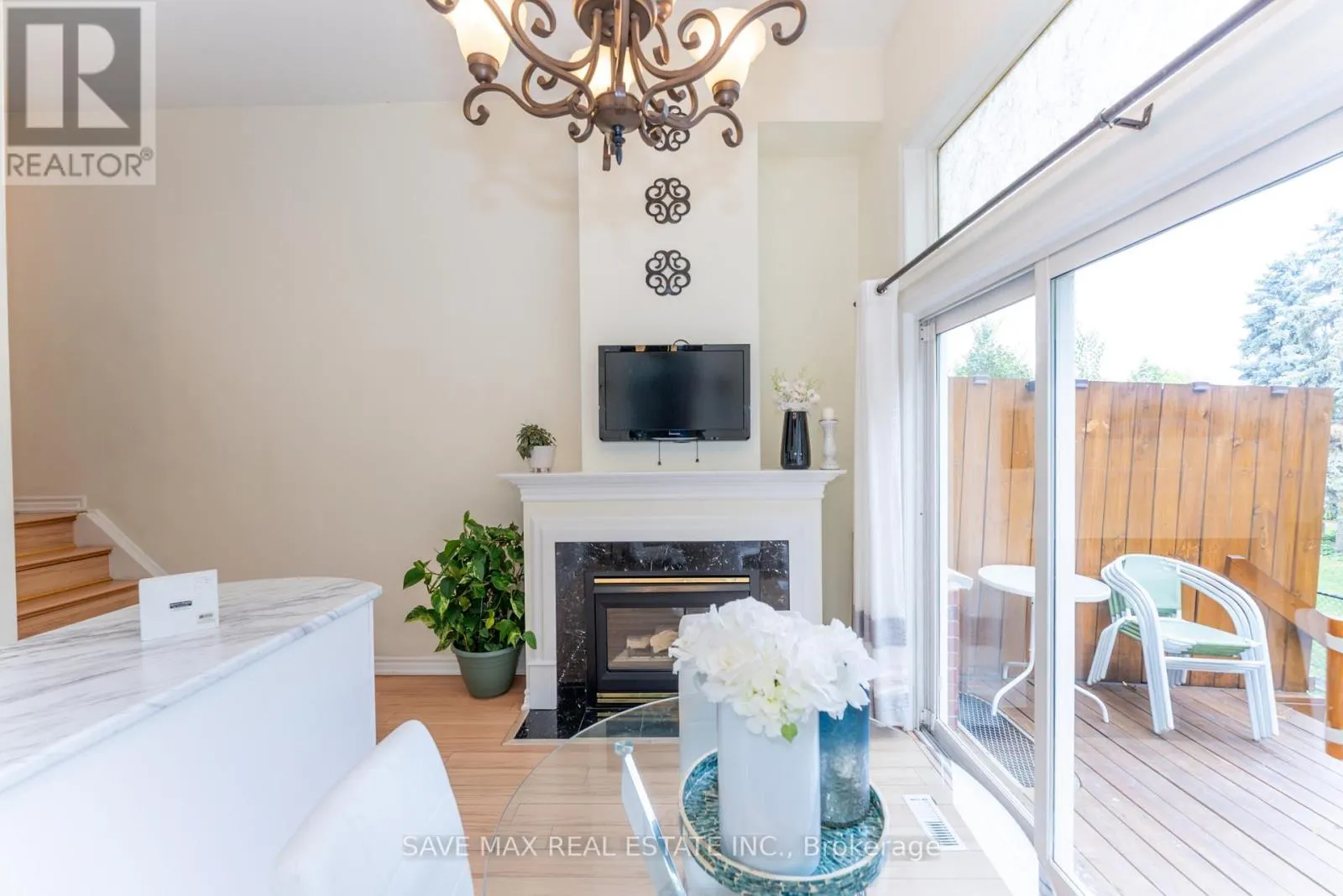 25 - 840 DUNDAS STREET W