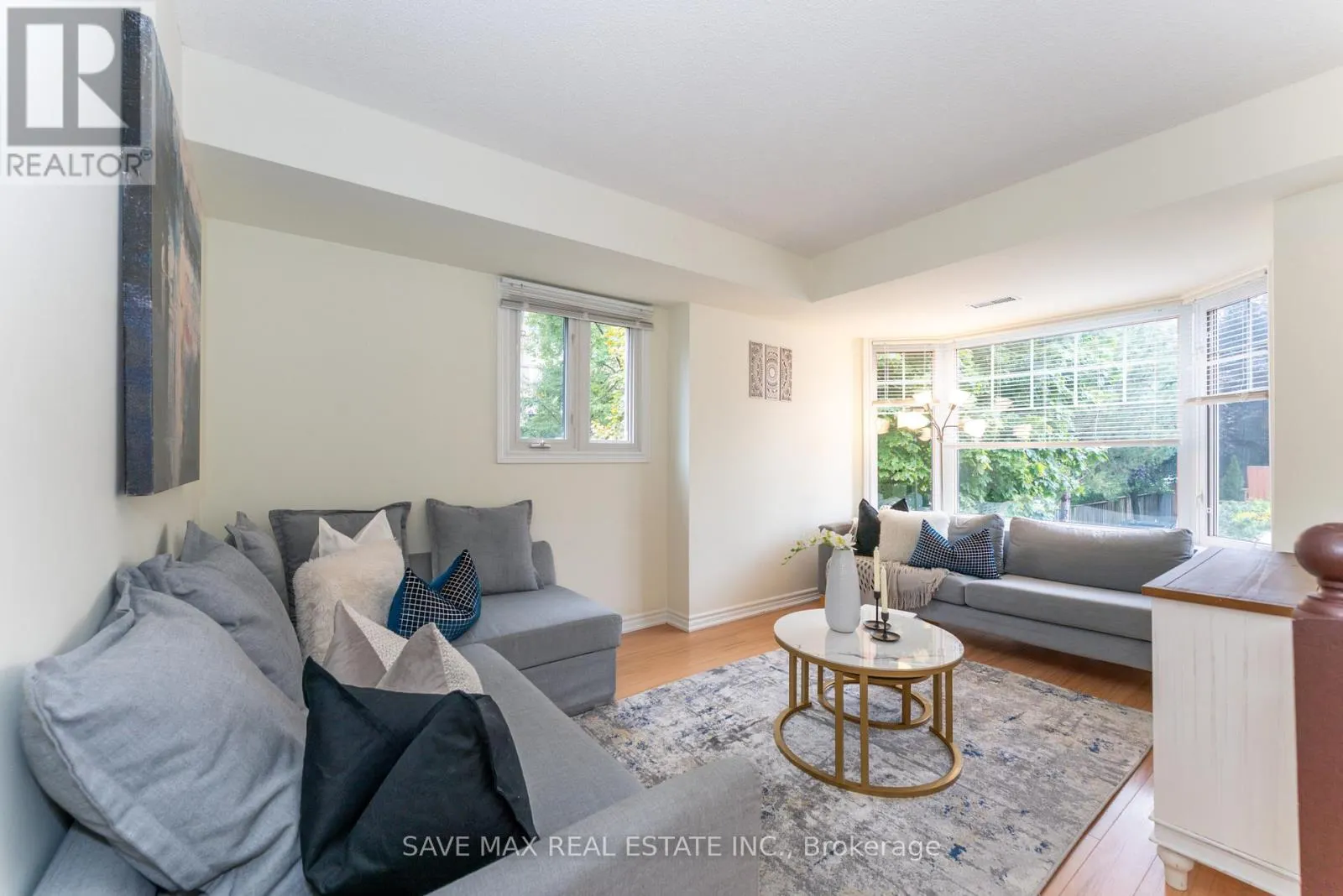 25 - 840 DUNDAS STREET W