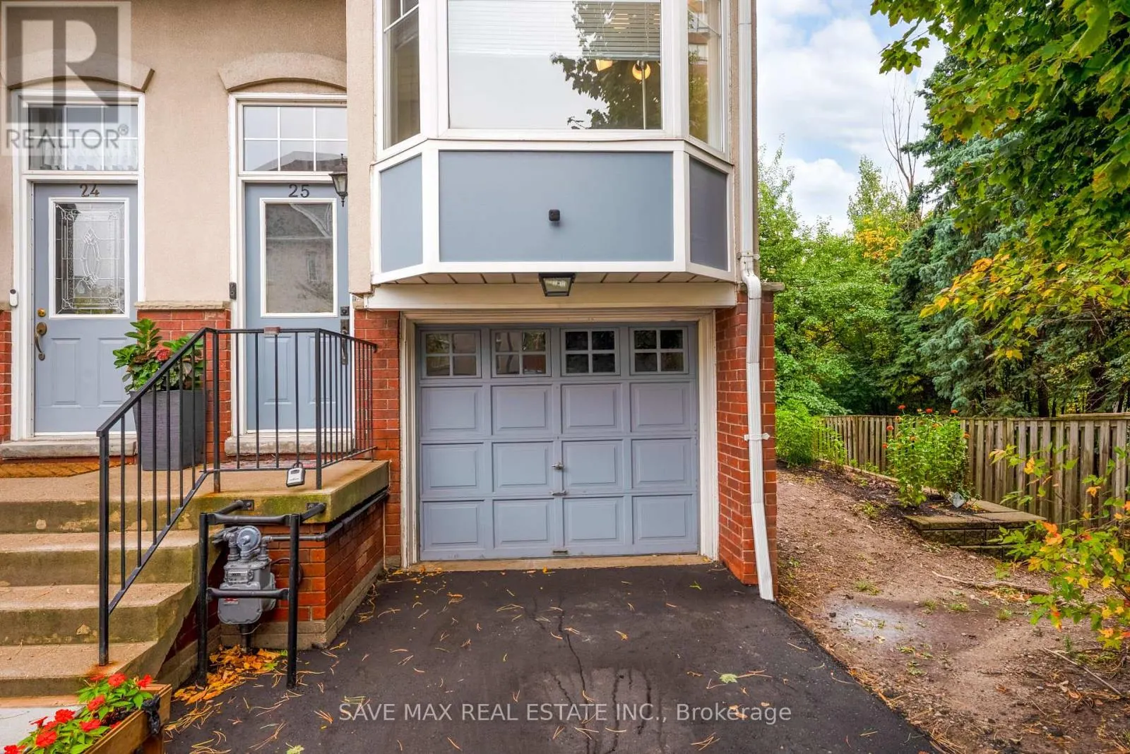 25 - 840 DUNDAS STREET W