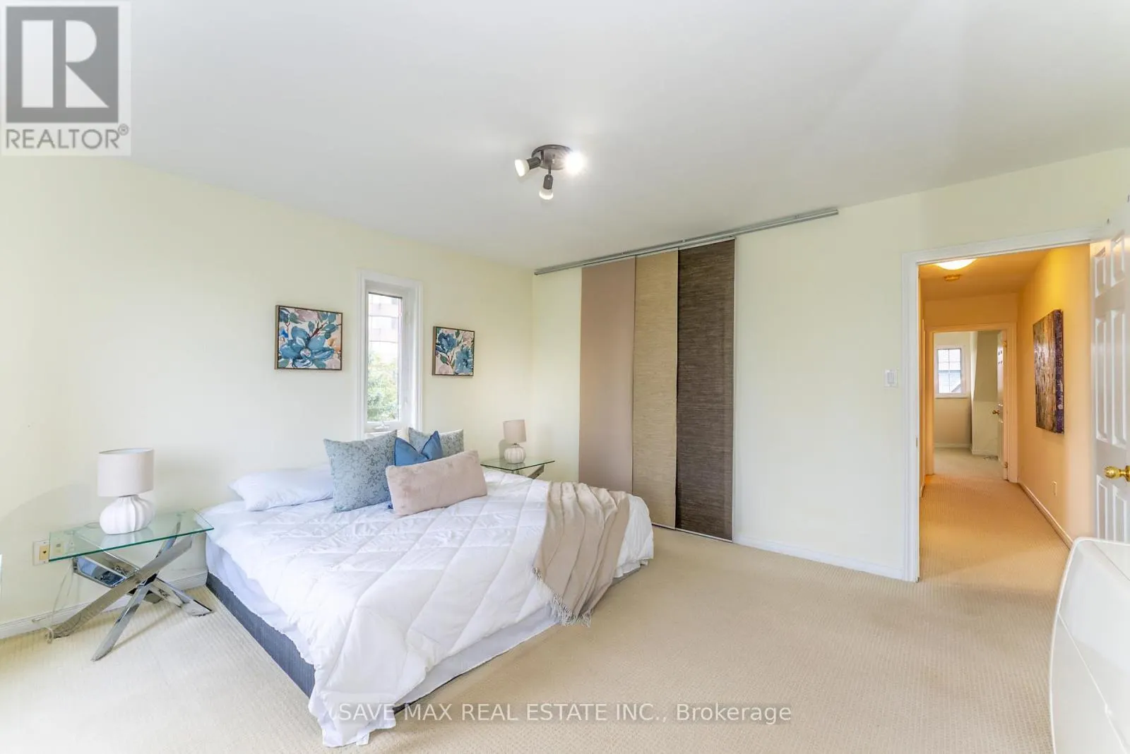 25 - 840 DUNDAS STREET W