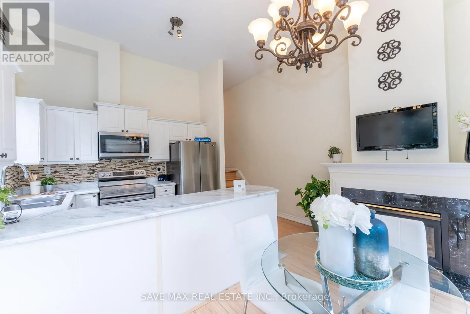 25 - 840 DUNDAS STREET W