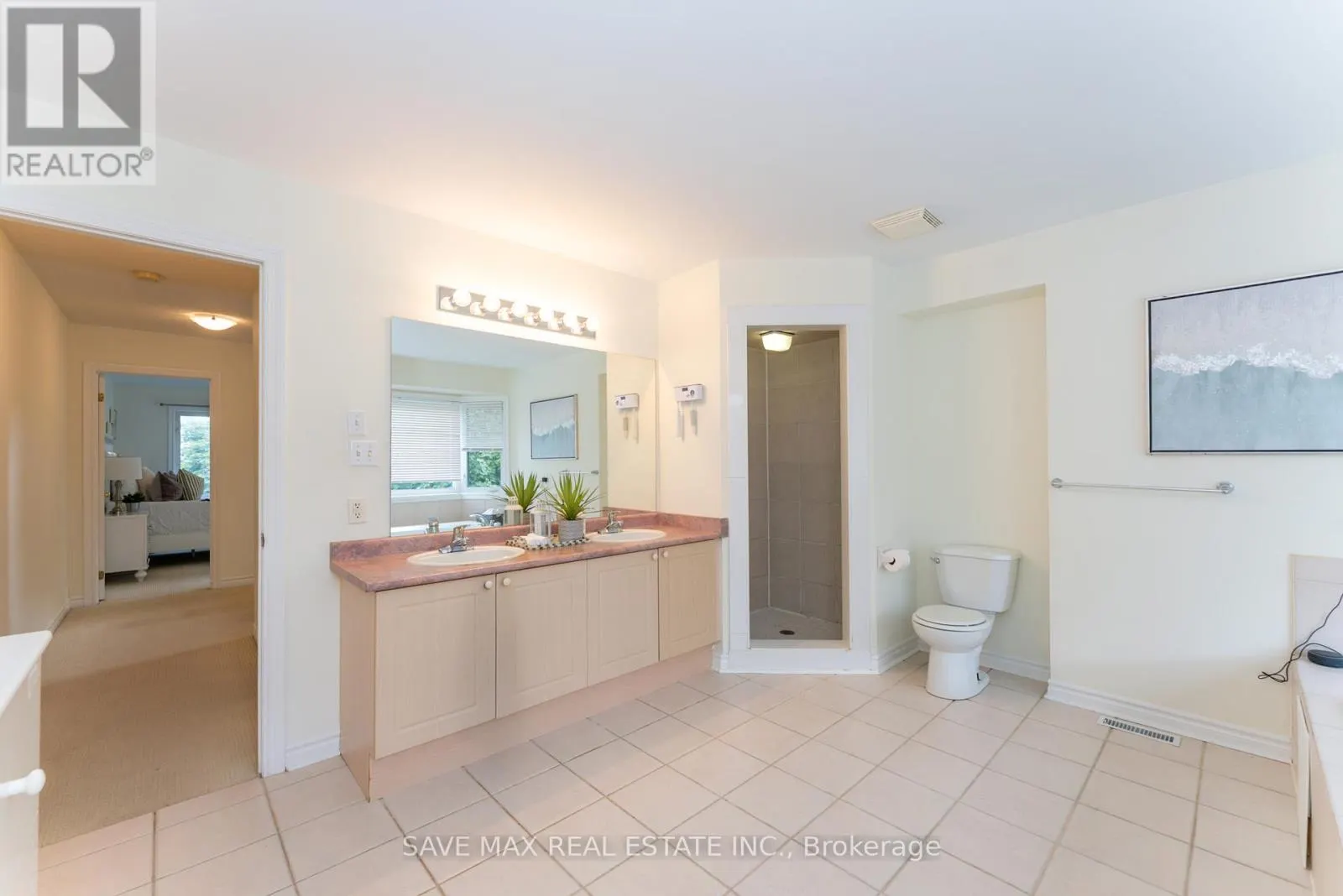 25 - 840 DUNDAS STREET W