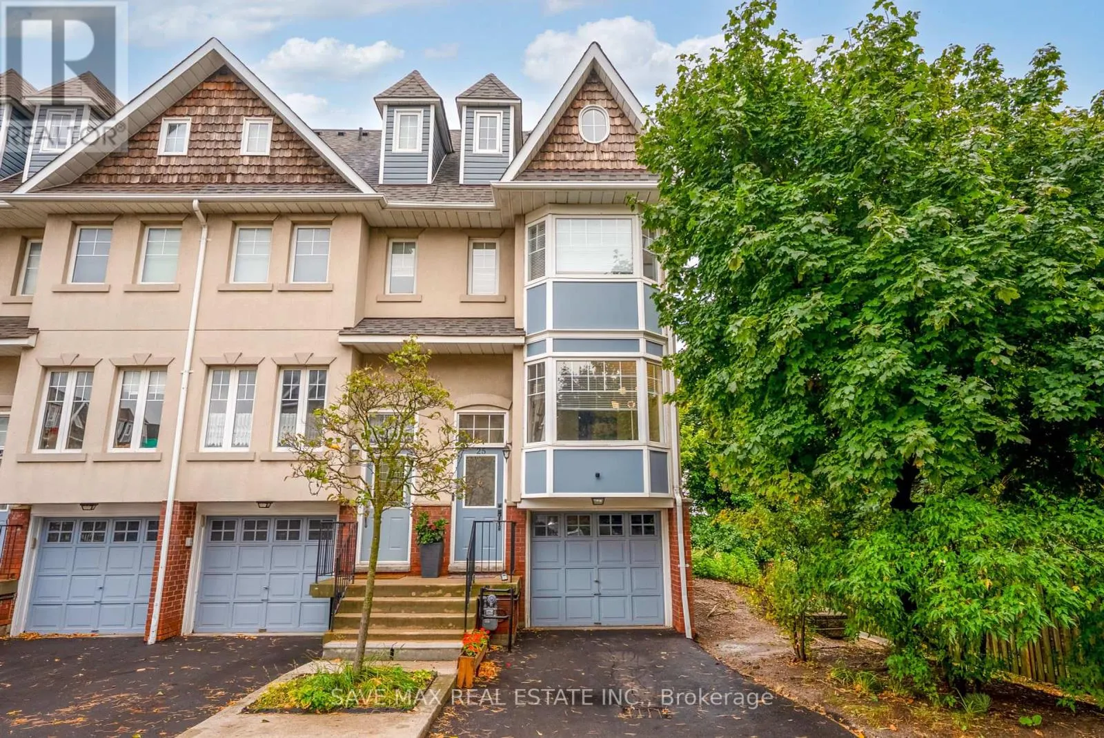 25 - 840 DUNDAS STREET W