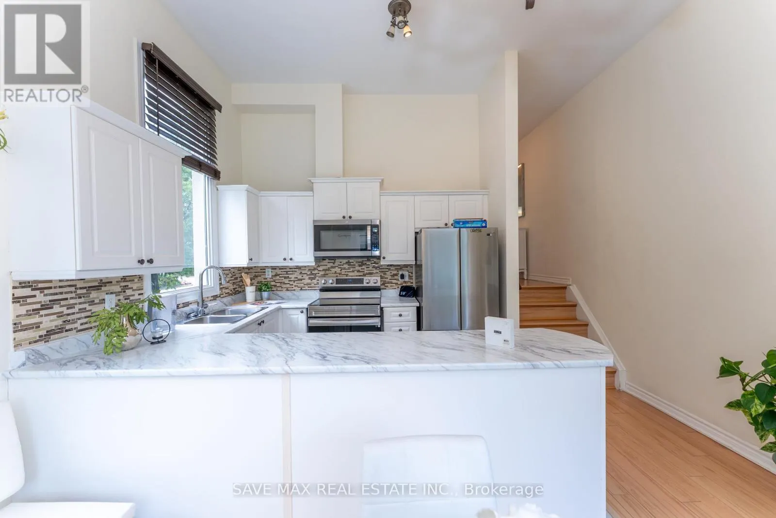 25 - 840 DUNDAS STREET W