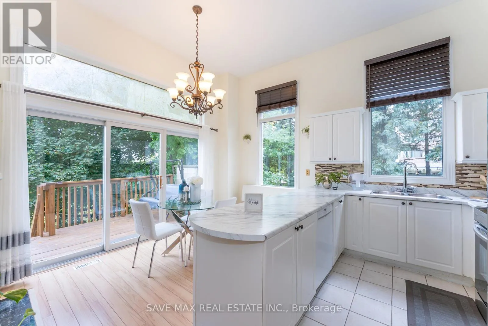 25 - 840 DUNDAS STREET W