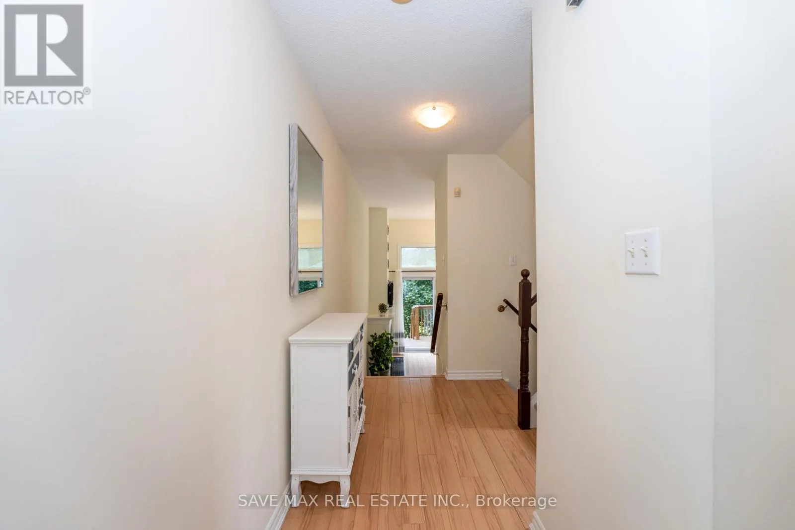 25 - 840 DUNDAS STREET W